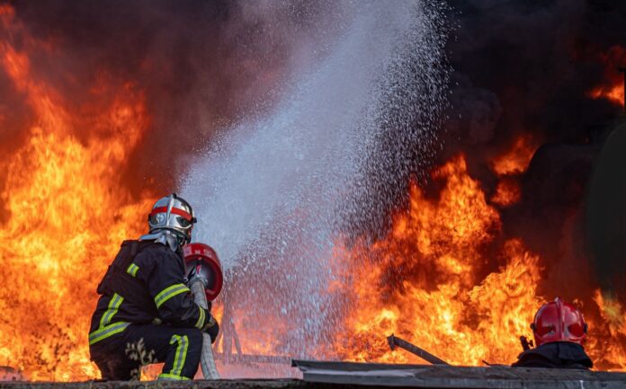 Incendiu provocat de atacurile rusești asupra infrastructurii critice din regiunea Sumî, Ucraina.