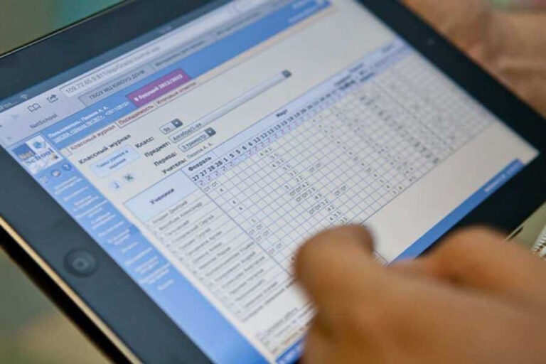 Elevi și profesori utilizând Catalogul Electronic într-o școală din Republica Moldova.