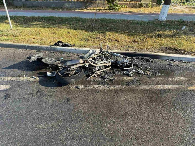 Motocicletă incendiată după coliziune cu un autoturism la Sîngerei