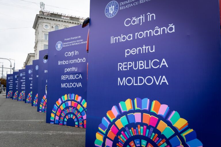 Pachete cu cărți în limba română destinate bibliotecilor publice din Republica Moldova.