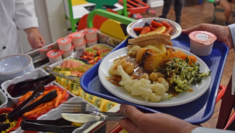 Elevii din Moldova beneficiază de meniuri-model echilibrate, adaptate sezonului, pentru o alimentație sănătoasă la școală