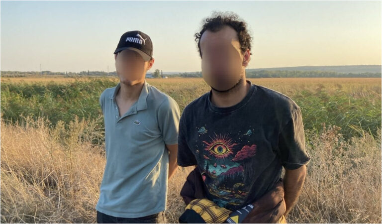 Polițiștii de frontieră din Leușeni au reținut doi cetățeni egipteni care încercau să treacă ilegal granița spre România