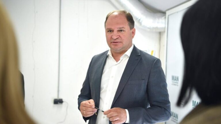Ion Ceban, liderul MAN, oferind o declarație după rezultatele preliminare.