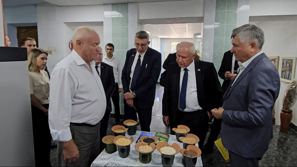 Ministrul Agriculturii al Israelului și cercetătorii Institutului „Selecția” din Bălți discutând despre cooperarea agricolă și producerea semințelor.
