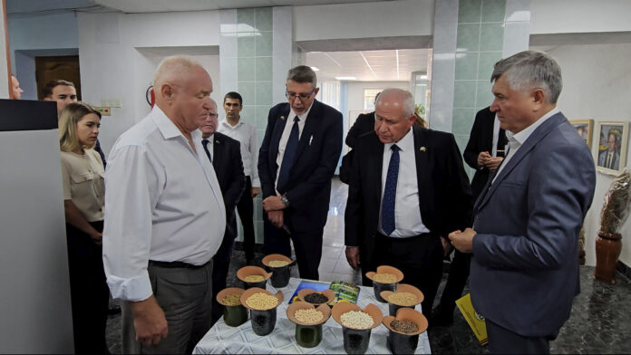 Ministrul Agriculturii al Israelului și cercetătorii Institutului „Selecția” din Bălți discutând despre cooperarea agricolă și producerea semințelor.