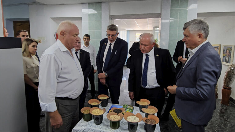Ministrul Agriculturii al Israelului și cercetătorii Institutului „Selecția” din Bălți discutând despre cooperarea agricolă și producerea semințelor.