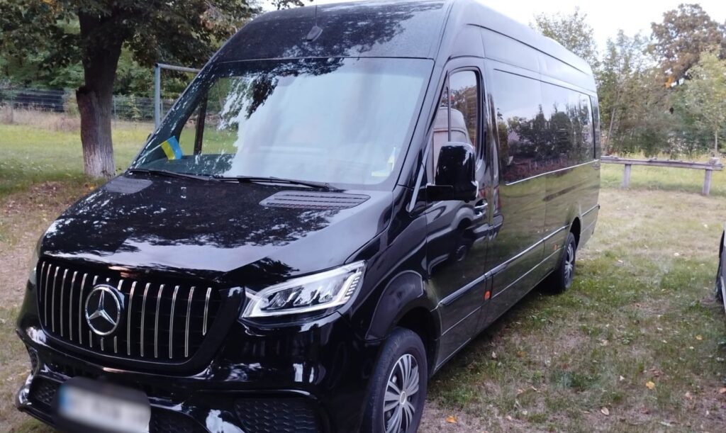 fotografie ilustrativă cu punctul de trecere „Criva” sau cu un microbuz Mercedes-Benz Sprinter