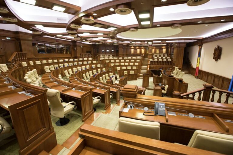 Imagine din sala Parlamentului Republicii Moldova, cu deputați și deputate în plen.