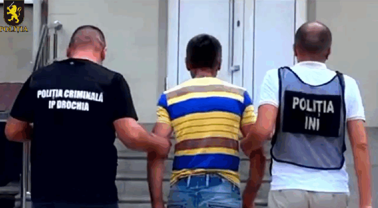 Pachețele cu droguri și bani confiscați de poliție în urma perchezițiilor din Drochia și Soroca”