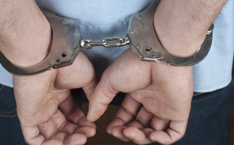 Tânăr din Fălești, escortat de polițiști după condamnarea la închisoare pentru huliganism în Chișinău.