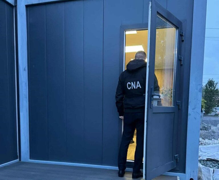 Ofițerii CNA și Procuratura Bălți efectuează percheziții într-un dosar privind documentația dispărută a unui proiect de apă și canalizare din Glodeni.
