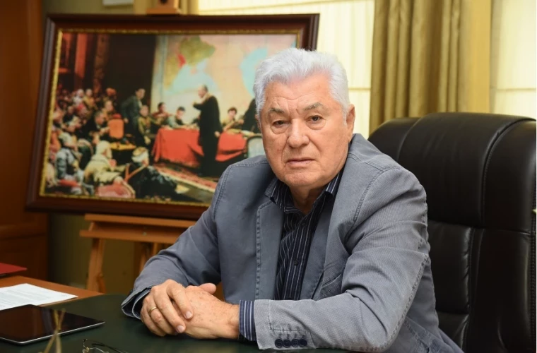 Владимир Воронин выступает с заявлением о своем отказе председательствовать на первом заседании парламента.