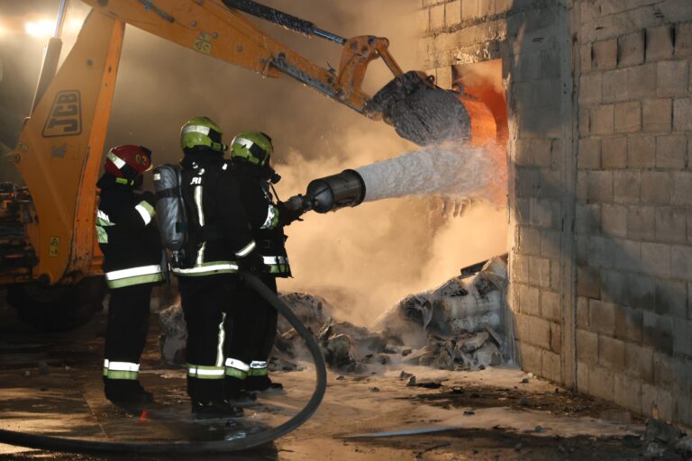 Pompieri IGSU intervin cu autospeciale pentru stingerea incendiului de pe șoseaua Muncești.