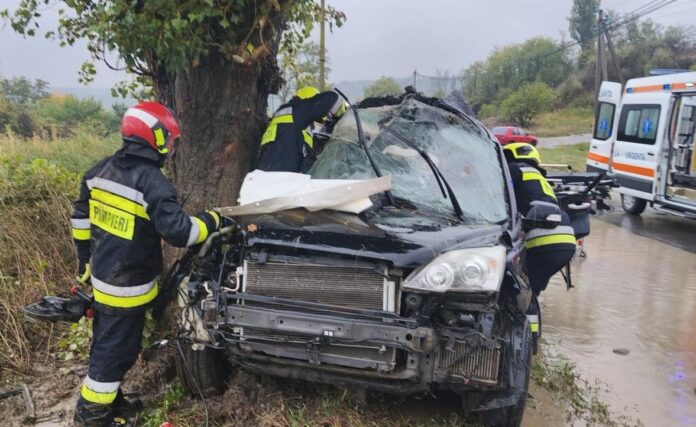 Спасатели извлекли двух мужчин из автомобиля после аварии в Каушанах, один из них — без сознания.