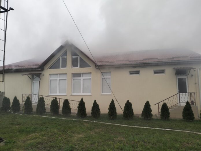 Pompierii IGSU au intervenit la un incendiu izbucnit la azilul de bătrâni din Căprești, raionul Florești.