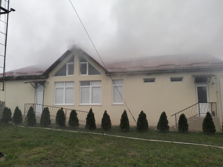 Pompierii IGSU au intervenit la un incendiu izbucnit la azilul de bătrâni din Căprești, raionul Florești.