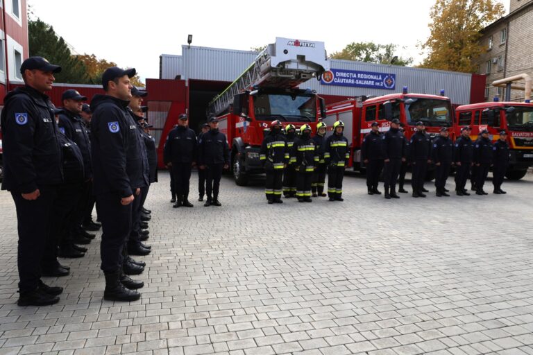 Salvatori din Bălți primesc certificatele de paramedici SMURD în cadrul unei ceremonii oficiale la IGSU