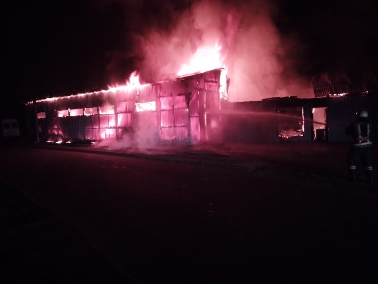 Pompierii IGSU intervin noaptea pentru a stinge incendiul izbucnit la un autoservice din Briceni, 22 octombrie 2025.