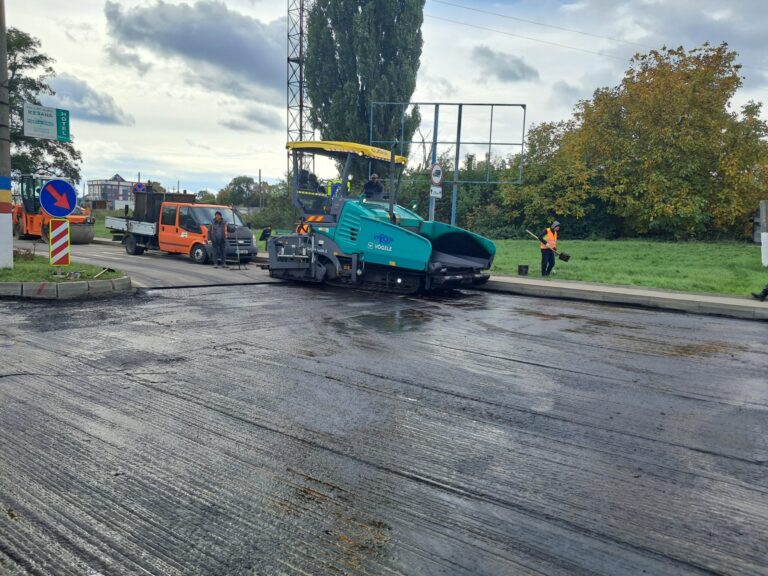 Lucrări de construcție a unui sens giratoriu pe drumul național din orașul Drochia