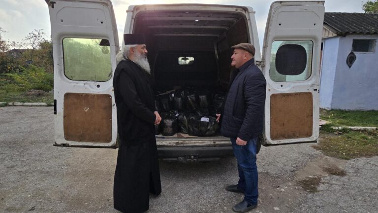PS Antonie, Episcopul de Bălți, oferă pachete alimentare familiilor nevoiașe din Egorovca, Fălești.