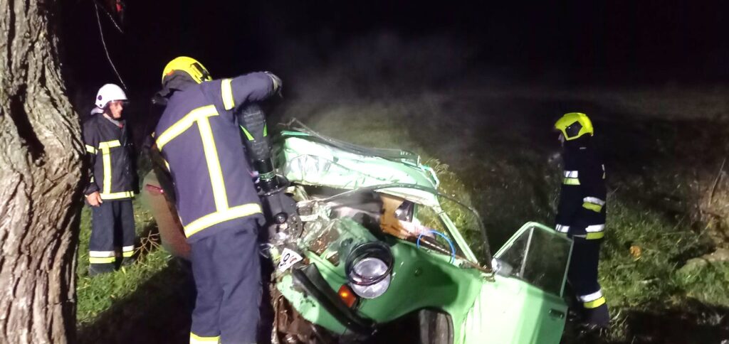 Salvatorii IGSU intervin pentru descarcerarea unui șofer după un accident rutier la Ungheni.