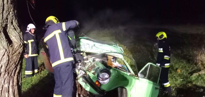 Salvatorii IGSU intervin pentru descarcerarea unui șofer după un accident rutier la Ungheni.