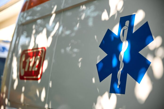 Ambulanță CNAMUP în misiune de urgență pe străzile Moldovei, intervenind la solicitări medicale