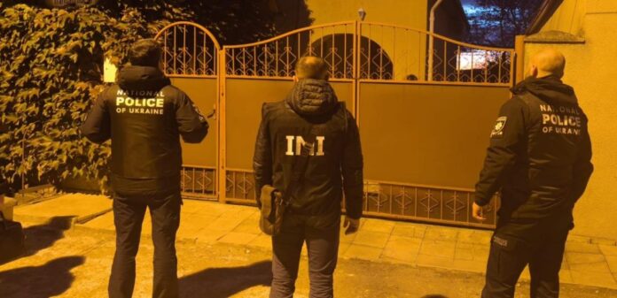 Ofițerii INI, procurorii PCCOCS și polițiștii „Fulger” efectuează percheziții la moldoveni suspectați de activități de mercenariat în Ucraina.
