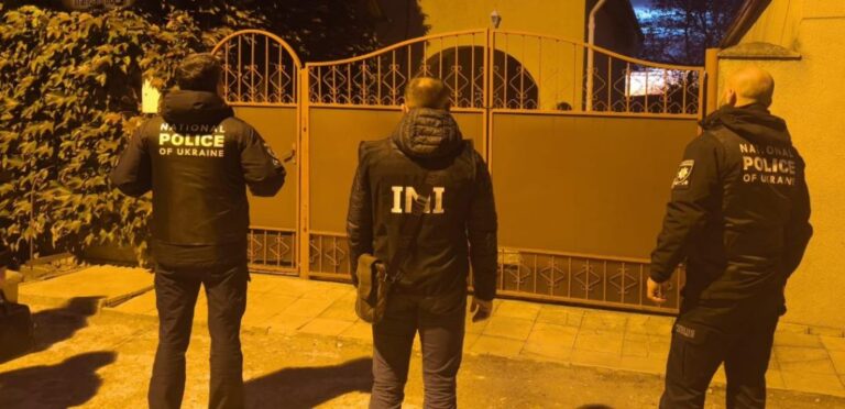 Ofițerii INI, procurorii PCCOCS și polițiștii „Fulger” efectuează percheziții la moldoveni suspectați de activități de mercenariat în Ucraina.