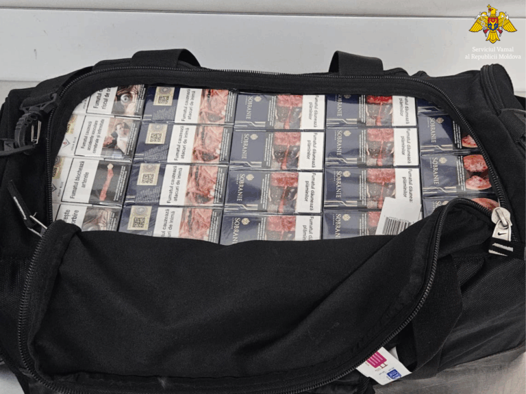 Inspectorii vamali verifică bagajele pasagerilor la Aeroportul Internațional Chișinău, unde au fost depistate țigări ascunse în valize.