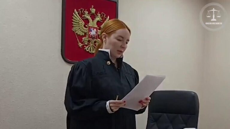 Un cuplu din regiunea Krasnodar, Rusia, amendat pentru că a cântat melodii în limba ucraineană acasă.