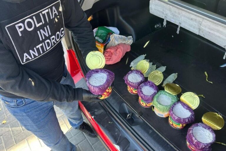 Polițiștii Direcției Antidrog din Chișinău ridicând colete camuflate cu droguri în conserve metalice