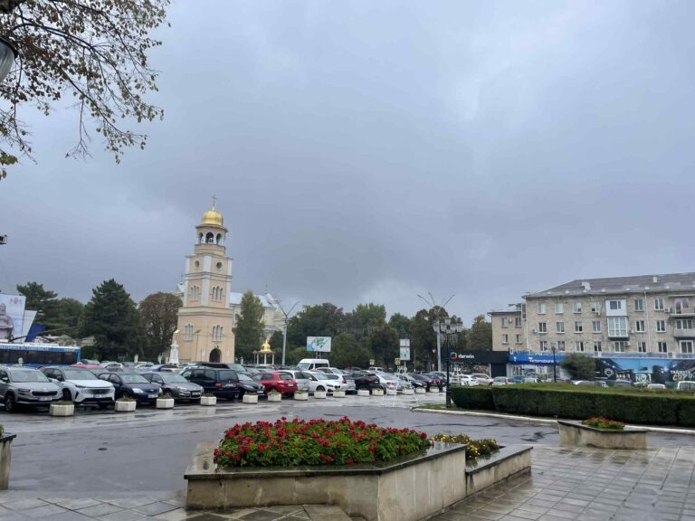 Hartă meteorologică a Republicii Moldova sub cod galben de ploi de lungă durată, valabil pentru 7–8 octombrie 2025.