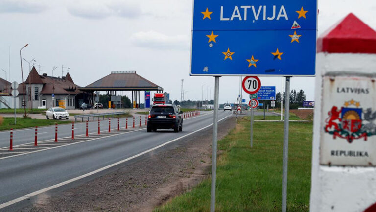 Camion staționat la frontiera dintre Lituania și Belarus, în contextul prelungirii suspendării traficului rutier