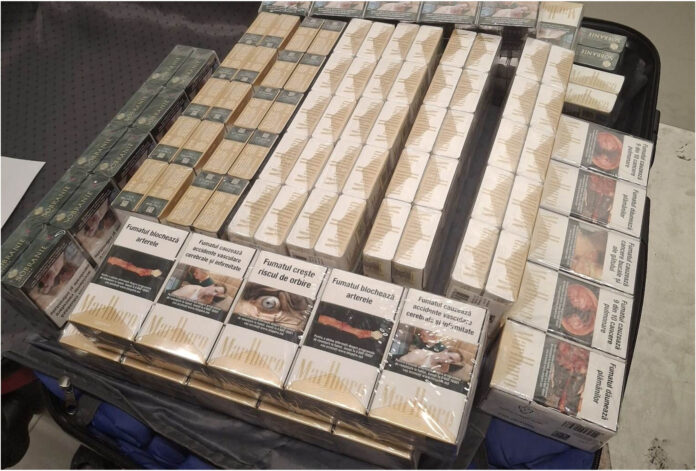 Funcționarii vamali de pe Aeroportul Chișinău au depistat țigări nedeclarate în bagajele a doi pasageri spre Londra