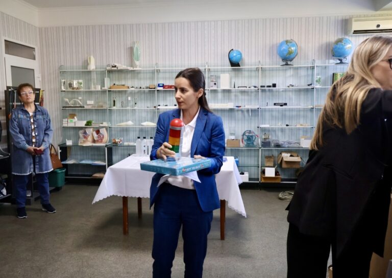 Copii cu cerințe educaționale speciale folosesc echipamente asistive în școlile din Republica Moldova.