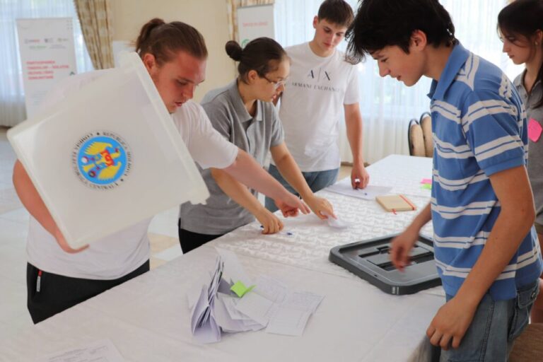 Elevii din Republica Moldova votează noii președinți ai Consiliilor Școlare în 735 de instituții de învățământ.