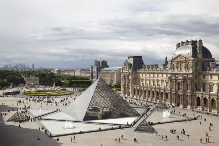 Doi suspecți arestați în cazul furtului de bijuterii din Muzeul Luvru, anchetați de procurorii din Paris