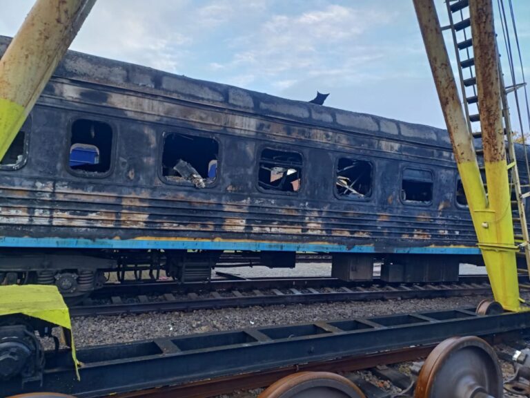Imagini cu distrugerile provocate de atacul rusesc asupra orașului Sumî, Ucraina, inclusiv infrastructura feroviară și clădirile rezidențiale afectate