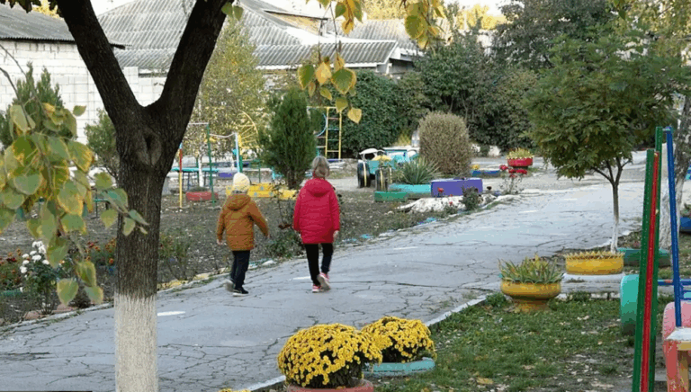 Mai multe școli și grădinițe din Bălți rămân fără căldură la începutul sezonului rece, potrivit viceprimarului Vitalie Balan.