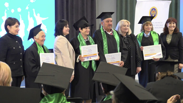 Seniori din raionul Fălești primesc diplome la ceremonia de absolvire a Universității Vârstei a Treia, organizată la Universitatea „Alecu Russo” din Bălți.