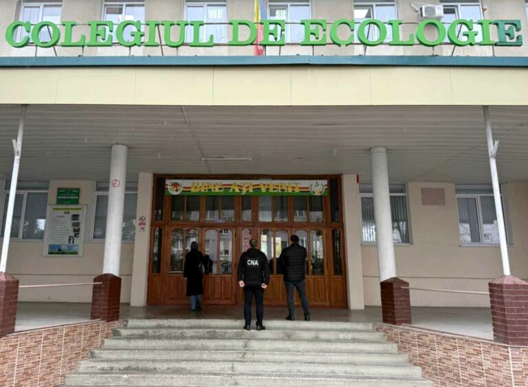 Ofițerii CNA și procurorii PA efectuează percheziții la USM și un colegiu din Chișinău într-un dosar de corupere și trafic de influență.