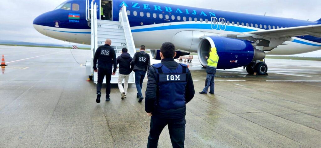 Echipaj al Inspectoratului General pentru Migrație escortează un cetățean străin declarat indezirabil pentru legături cu organizații extremiste.