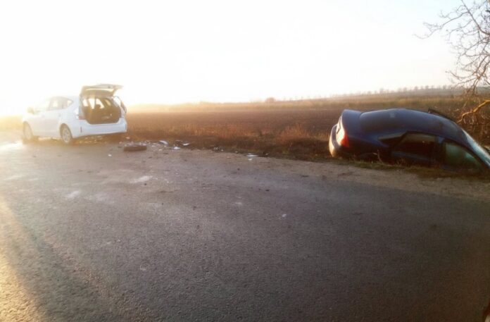 Poliția din Soroca a fost sesizată în această dimineață, în jurul orei 07:40, despre producerea unui accident rutier în apropierea satului Șeptelici. Potrivit primelor cercetări, o femeie de 53 de ani, aflată la volanul unui automobil Ford, nu ar fi acordat prioritate într-o intersecție unui autoturism Toyota, condus de un tânăr de 24 de ani, care circula regulamentar pe drumul cu prioritate. Cele două vehicule au intrat în coliziune. În urma impactului, șoferița Fordului a necesitat îngrijiri medicale. Totodată, doi pasageri din Toyota — o femeie de 36 de ani și un tânăr de 20 de ani — au suferit traumatisme și au fost transportați la spital. Poliția din Soroca continuă investigarea tuturor circumstanțelor în care s-a produs accidentul.