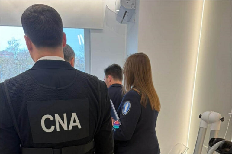 Ofițeri CNA desfășurând percheziții într-un dosar privind diplome false în medicină estetică.