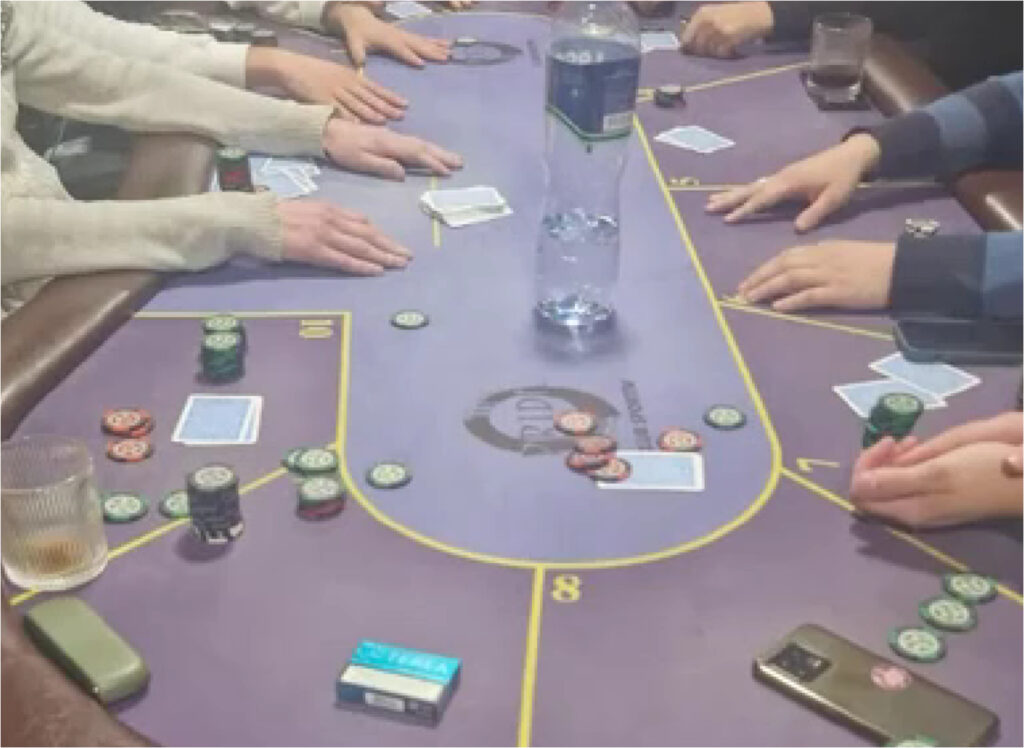 Fișe de poker și cărți de joc ridicate de poliție în urma perchezițiilor din Bălți.