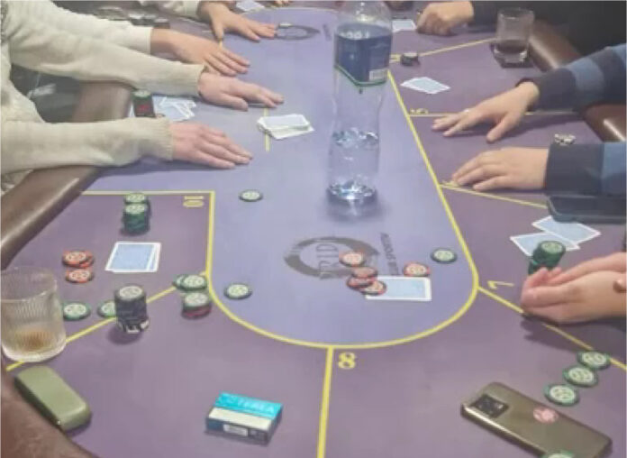 Fișe de poker și cărți de joc ridicate de poliție în urma perchezițiilor din Bălți.