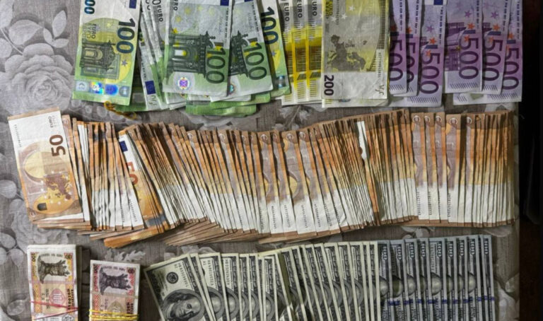 Ofițerii INI și BPDS „Fulger” efectuează percheziții într-un dosar de finanțare ilegală. Sunt verificate mai multe adrese din Chișinău.