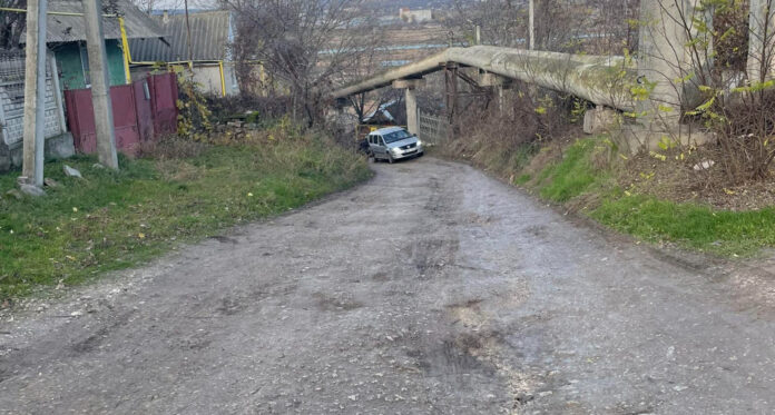 Indicator rutier care anunță închiderea circulației pe strada I. Vieru.