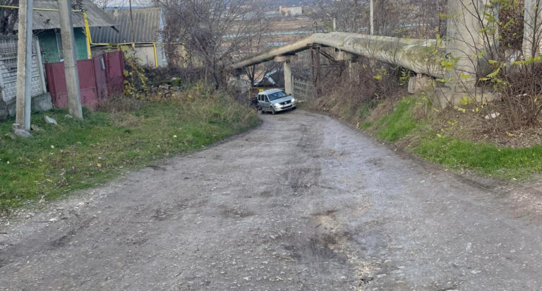Indicator rutier care anunță închiderea circulației pe strada I. Vieru.